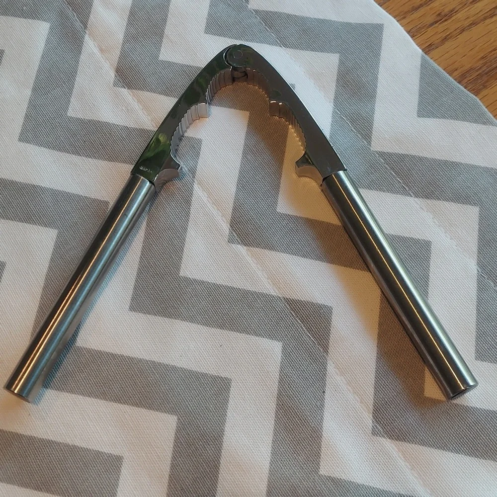 * Nutcrackers Walnut, Seafood Crab Plier, set of 2, Like New
